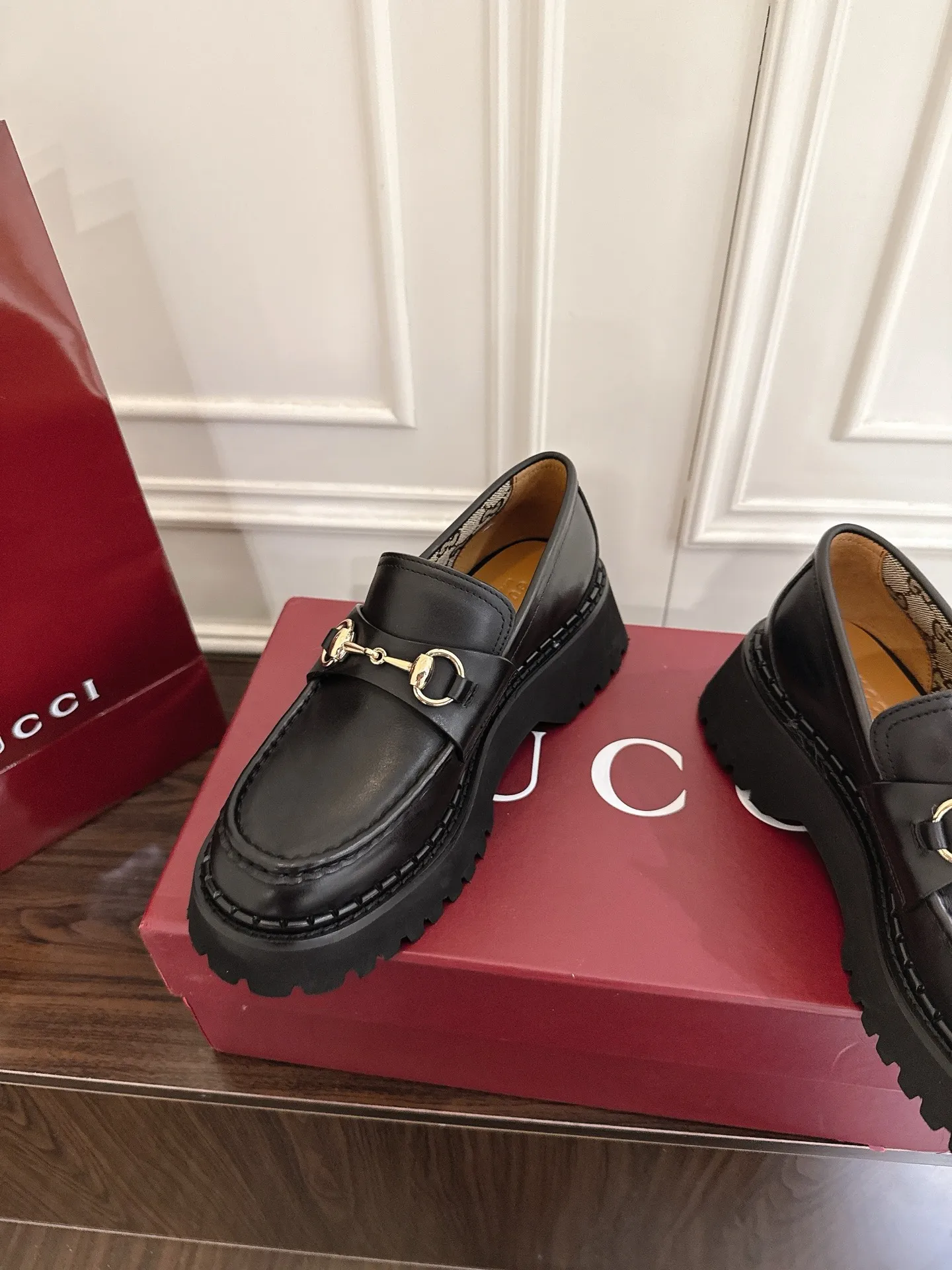 👟👟Ex-factory price 560👟👟 Gucci loafers with horsebit groove soles. As a tribute to the brand's equestrian roots, the horsebit has gone through years of baptism, integrating its rich historical heritage and modern fashion into one. Cowhide surface, sole thickness 5cm, size: 35-42# 39-46#